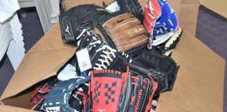 Material deportivo di Sidney Ponson Charity Foundation a yega Aruba