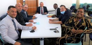 Minister Endy Croes A Reuni Pastoor Cutis Meris Di Bisdom Willemstad Pa Purba Trece Solucion Pe Impasse Na Colegio Arubano.