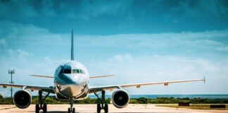 Alarma grandi pa avion di American Airlines pa un posibel candela den e compartimento di maleta