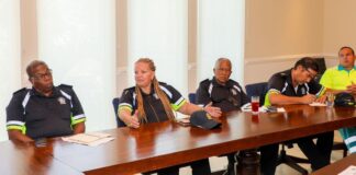 Reunion cu Stakeholdersnan pa e parada nacional di luz a tuma lugar den bon ambiente