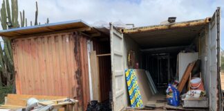 A haya 2 container yena cu articulonan di ladronicia; 2 homber deteni