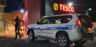 Homber bebiendo alcohol y causando hopi molester dilanti di un Supermarket