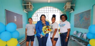 Minister di Cultura Xiomara Maduro a bishita Scol Basico Xander Bogaerts School