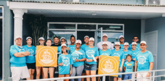 Un team bon anima a duna un man na Mon Plaisir College: Banco di Caribe den movecion cu Aruba Doet 2022