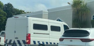 Desaroyo den Caso Flamingo; Aisha a bay cas diabierna atardi, mientras Fito a keda cera