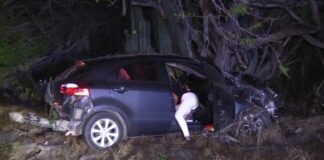 Dama a perde control ariba su Kia Rio y bay termina den mondi banda di greppel