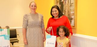 Minister Xiomara Maduro a entrega premio na ganadornan di competencia Kibra Coco Edicion Dia di Betico 2022