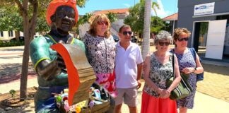 Hopi turista bishitando e Visitor Information Center na San Nicolas