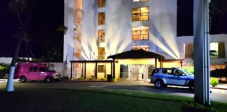 Droga benta den bebida di dama na un bar banda di Holiday Inn Hotel