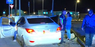 Chauffeur a haya rijverbod y e como tambe e dama cu tabata cun’e nan mester a cana bay cas