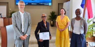 A gradua di Universidad di Aruba, Jennie H.T. Lion Sjin Tjoe