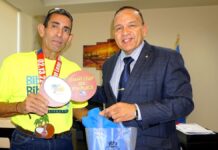 Ministr Endy Croes ta felicita Erick Laurence cu a logra di cinco luga den top 10 ‘overall’ 10 km na melbourne, Florida.