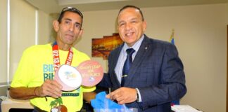 Ministr Endy Croes ta felicita Erick Laurence cu a logra di cinco luga den top 10 ‘overall’ 10 km na melbourne, Florida.