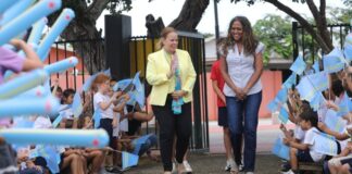 Prome Minister a bishita Mon Plasir School