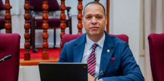 E crudo realidad di e mocionnan presenta durante Reunion Publico nr. 20 tratando criminalidad bou di nos hobennan