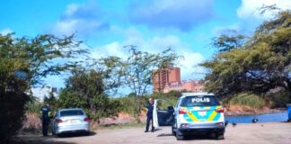 Polis a bay controla un auto banda di e toren na Bubali Plas