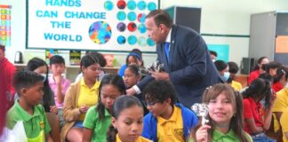 Minister Endy Croes a Bishita Colegio Felipe B. Tromp