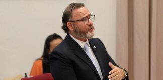 Minister Glenbert Croes su mision riba tereno di Labor