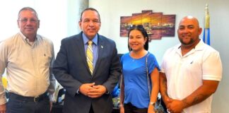 Minister Endy Croes A Ricibi Presentacion Y Informacion Di Proyecto Di Tennis.