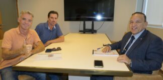 Minister Endy Croes A Ricibi Presentacion Y Informacion Di Un Proyecto Di Beach Tennis Aruba