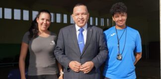 Minister Endy Croes: Scol Basico Santa Famia a Ricibi Containernan cu Materialnan for di Hulanda