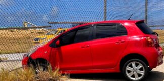 Dama chauffeur a desvia pa un otro auto baha caminda y a perde control bay dal riba cura di airport.