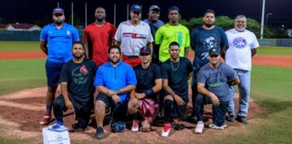 Aruba Bank ta sigui aporta na deporte a haci entrega di material na Braves Baseball Organization