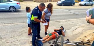 Accidente entre auto y bicicleta na Tanki Leendert.