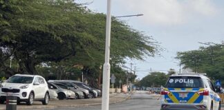 Polis a takel auto para riba acera na Jaun Enrique Irausquin Plein.
