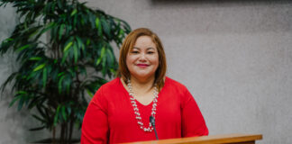 Shailiny Tromp-Lee; Mike Eman a bautisa su mes como e mensahero di mal noticia