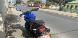Señora a crusa caminda sin pagatino y a wordo alcansa pa un motociclista