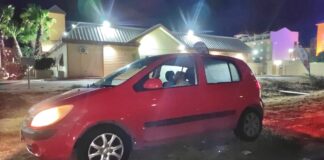 Nan a laga su whastapp den blauw pa cual motibo el’a pega soño den auto, wardando contesta