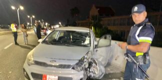 Dama a keda herida despues di a accidenta riba Watty Vos Blvd