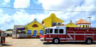 Polis y bomberonan a bay The Old Dutch Cafe pa un candela den cushina