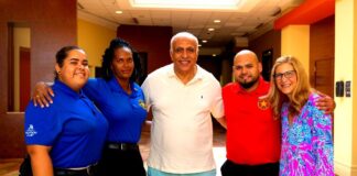 E Compleho di Aruba Marriott ta Gradici nan Heroe nan Antonio Ras y Tisha Powell pa Salba Bida di un Huesped