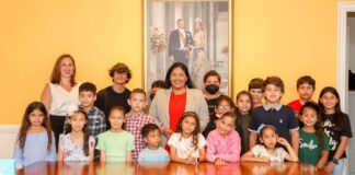 Minister di Cultura Xiomara Maduro a Entrega Premio na Ganadonan di Programa ‘Kibra Coco’ Edicion Himno Y Bandera