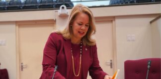 Conseho di Prome Minister na parlamentarionan hoben y nobo: NO COLGA NA BACHI BIEW DI MIKE EMAN