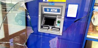 Vandalistanan a destrui 2 bentana di glas patras di banco R.B.C. den Caya G.F. (Betico) Croes