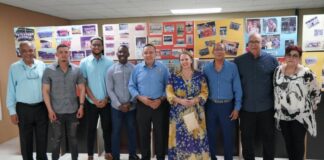 Minister Endy Croes y Prome Minister Evelyn Wever – Croes a duna Reconocemento na Aruba Juniors Club Deportivo
