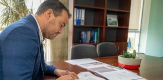 Minister Geoffrey Wever ta firma peticion pa financiamento di implementacion di Aruba Fair Trade Authority