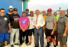 Minister Endy Croes a bishita veld di flatstone na piedra plat