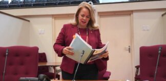 Parlamentarionan den Oposicion a Entrega Mocion di Desconfiansa yena cu Mentira