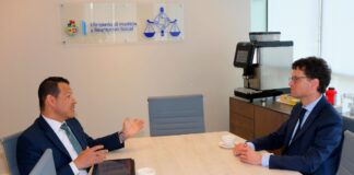 Minister Rocco Tjon A Reuni Cu Procureur General Di Hoge Raad Di Hulanda Y Paisnan Di Reino Hulandes Den Caribe Sr. Bleichrodt