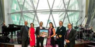 Allure of the Seas; A yama un bon bini cordial y celebra e bunita logro aki