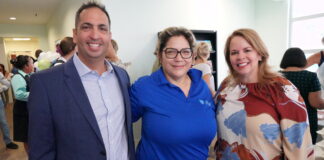 Den nomber di Gobierno di Aruba: Prome Minister ta gradici tur enfermero riba dia di enfermeria