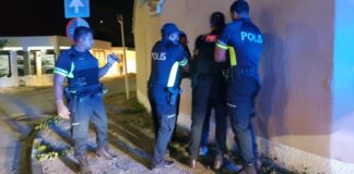 Polis mester a pone señora tur na sanger den boei, ora e la bira furioso