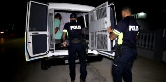 Chauffeur bou infuencia deteni, por poco e la dal cu su auto contra un patruya di polis