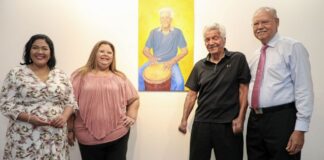 Minister Maduro ta felicita sra. Monique Palm cu su pintura dedica na e musico sr. Vicente Ras