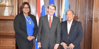 Representante di Aruba na Union Europeo y minister plenipotenciario suplente mr. Juan Ady Thijsen a reuni cu presidente di Genootschap Nederland Aruba