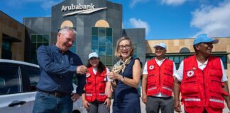 Aruba Bank ta haci donacion di vehiculo na Cruz Cora Aruba